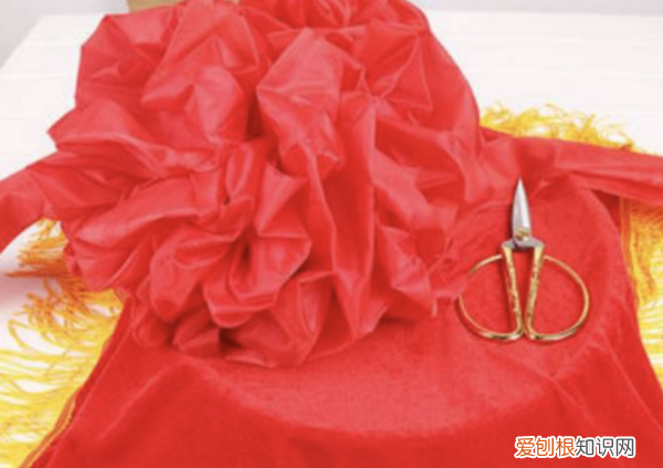 如何制作大红花剪纸，红布做的大红花怎么扎