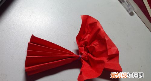 如何制作大红花剪纸，红布做的大红花怎么扎