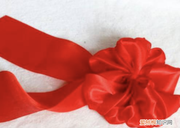 如何制作大红花剪纸，红布做的大红花怎么扎