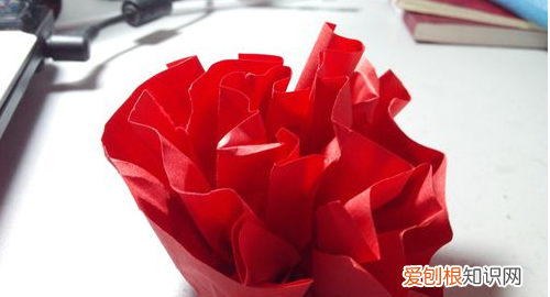 如何制作大红花剪纸，红布做的大红花怎么扎