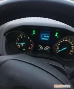 发动机一直亮黄灯但一切正常，汽车自检时发动机黄灯不灭正常