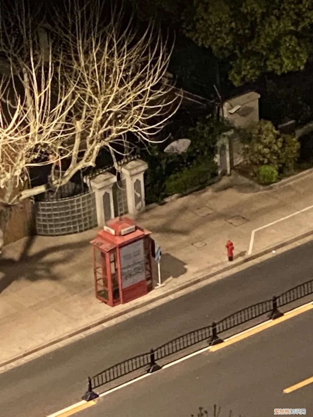 在上海电话亭住了一个月的女人是谁？后续：已经被赶走