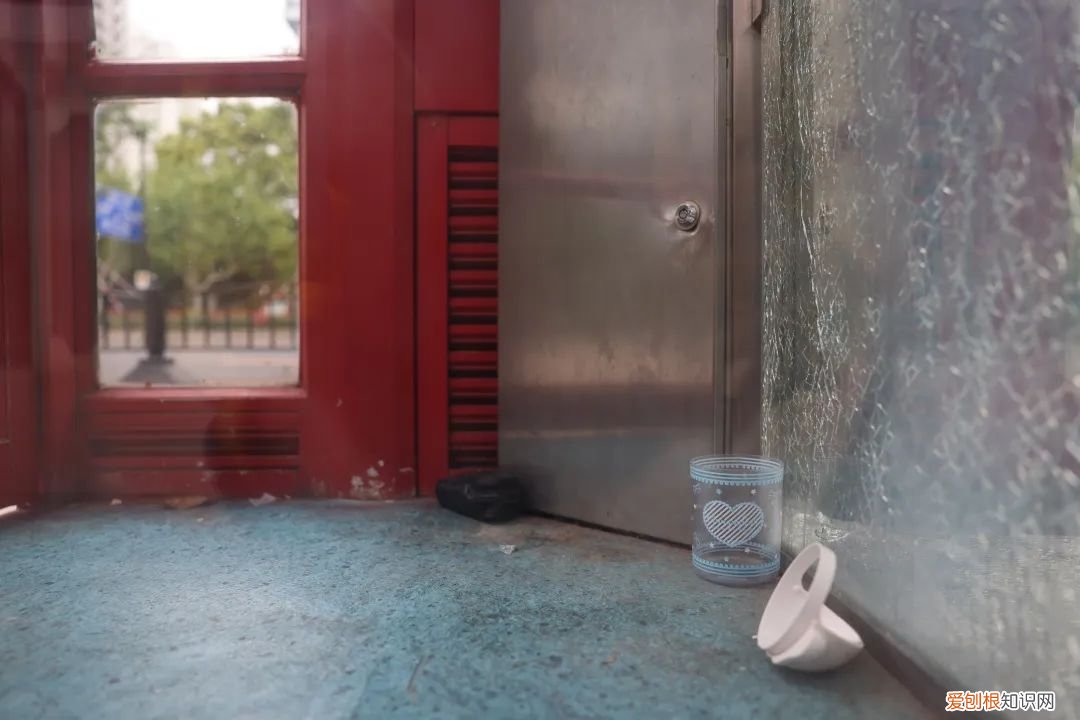 在上海电话亭住了一个月的女人是谁？后续：已经被赶走