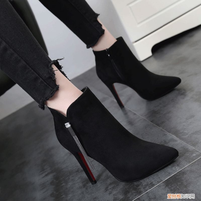 铆钉靴怎么搭配