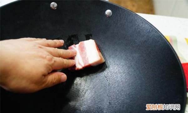 新锅怎么开锅，新锅怎样开锅不粘锅不生锈