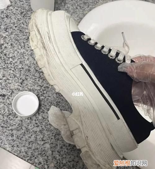小白鞋上有黑印怎么办，小白鞋怎么清洗才干净