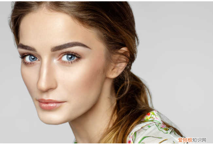 绿色粉底液适合什么肤色