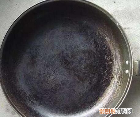 不粘锅掉涂层还能用吗