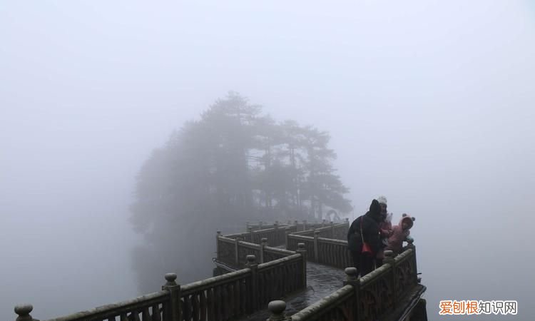 大雾漫天什么意思,大雾漫天的意思是