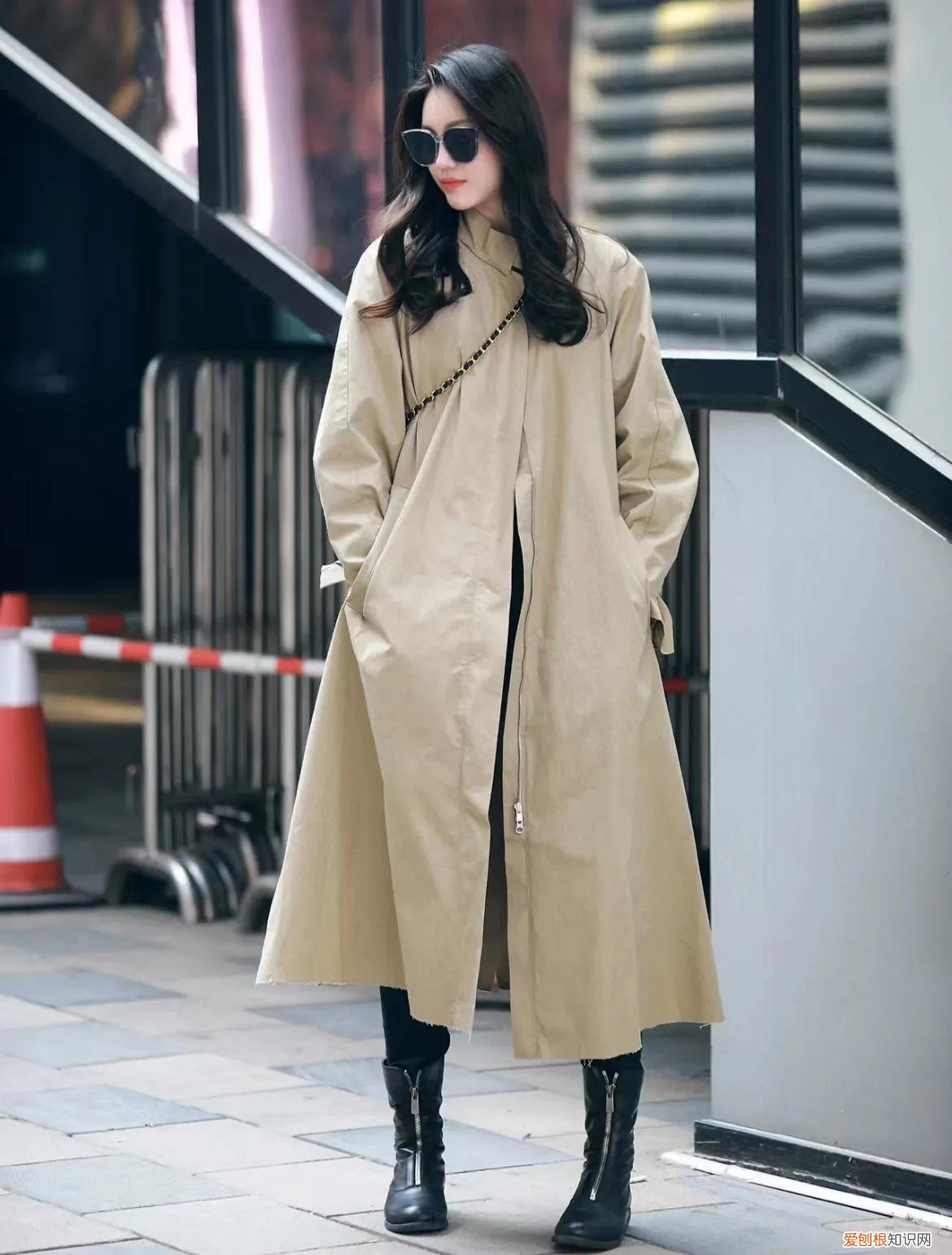 米色风衣搭配什么裤子和鞋子