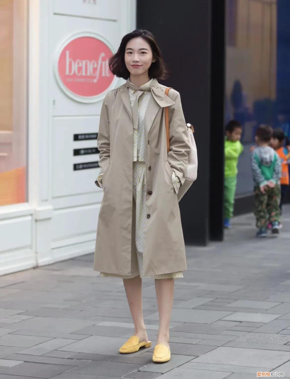 米色风衣搭配什么裤子和鞋子