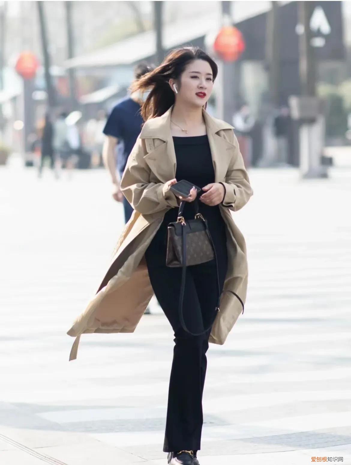 米色风衣搭配什么裤子和鞋子