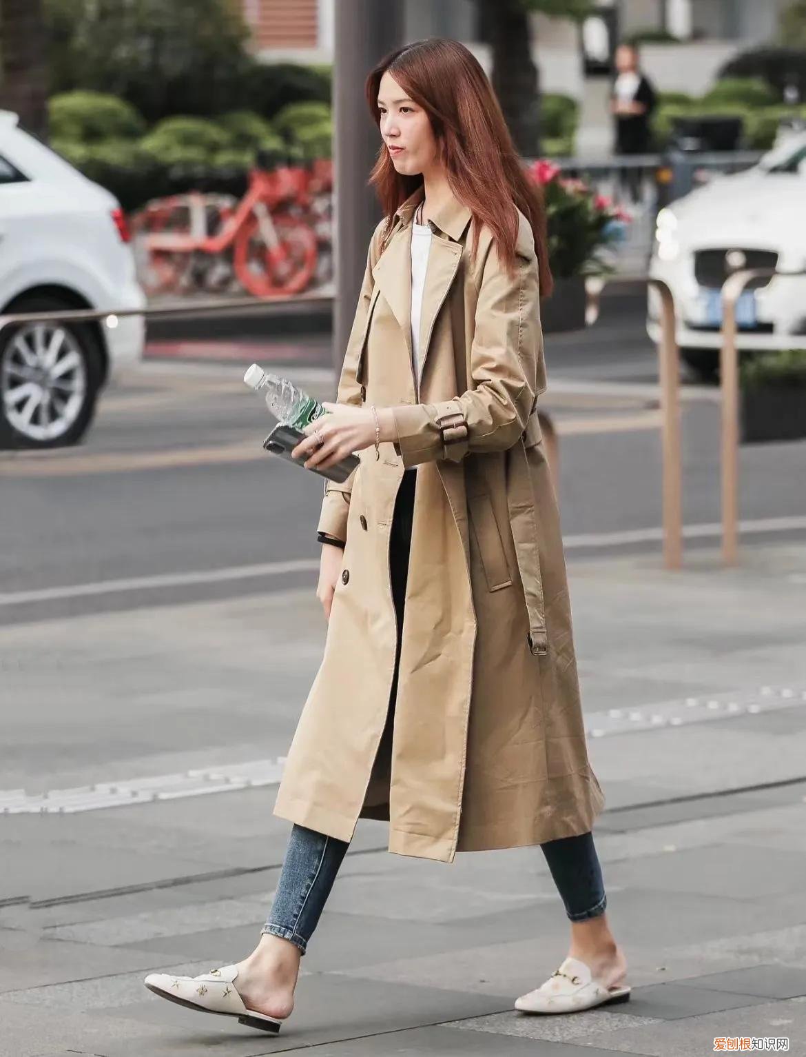 米色风衣搭配什么裤子和鞋子