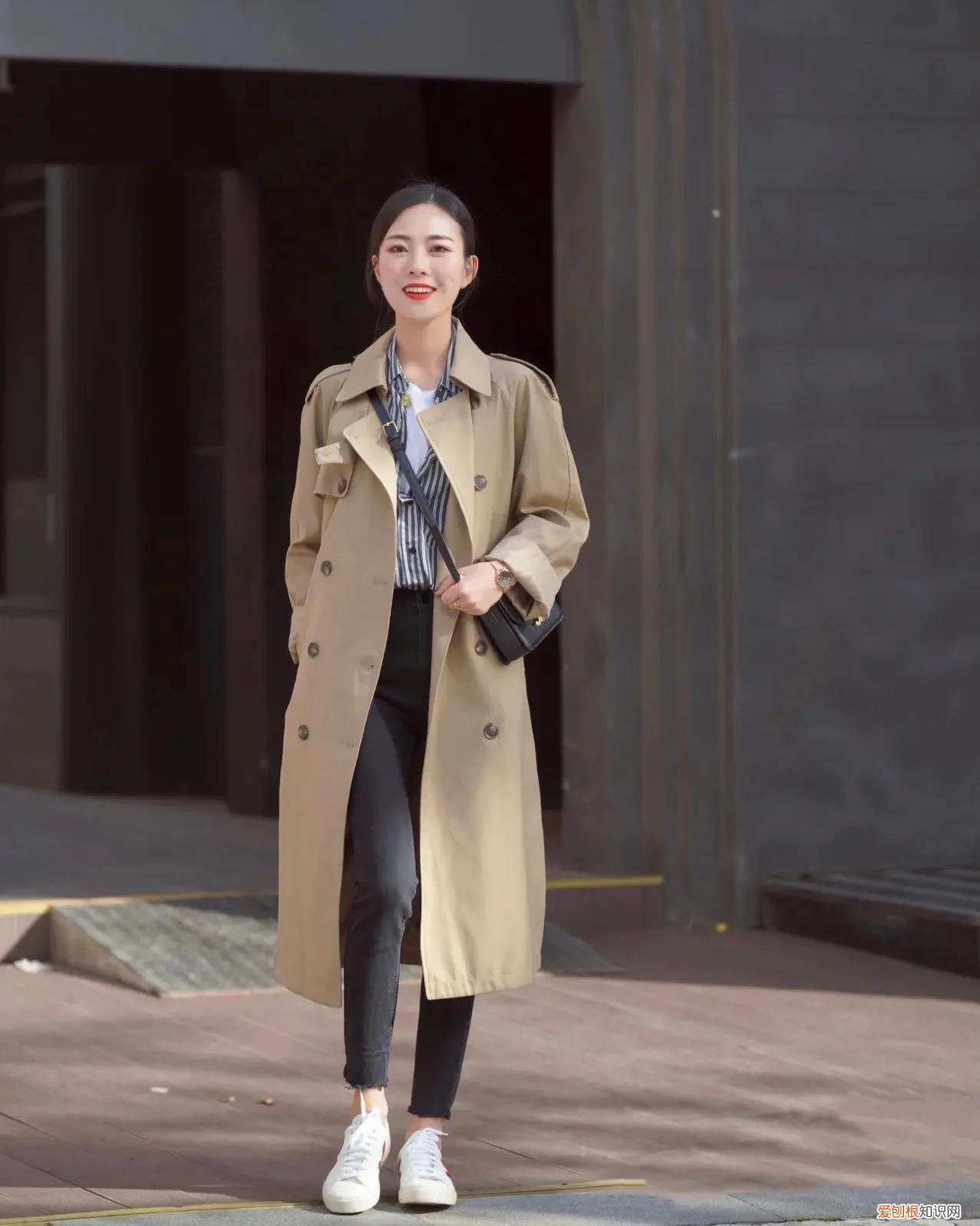 米色风衣搭配什么裤子和鞋子