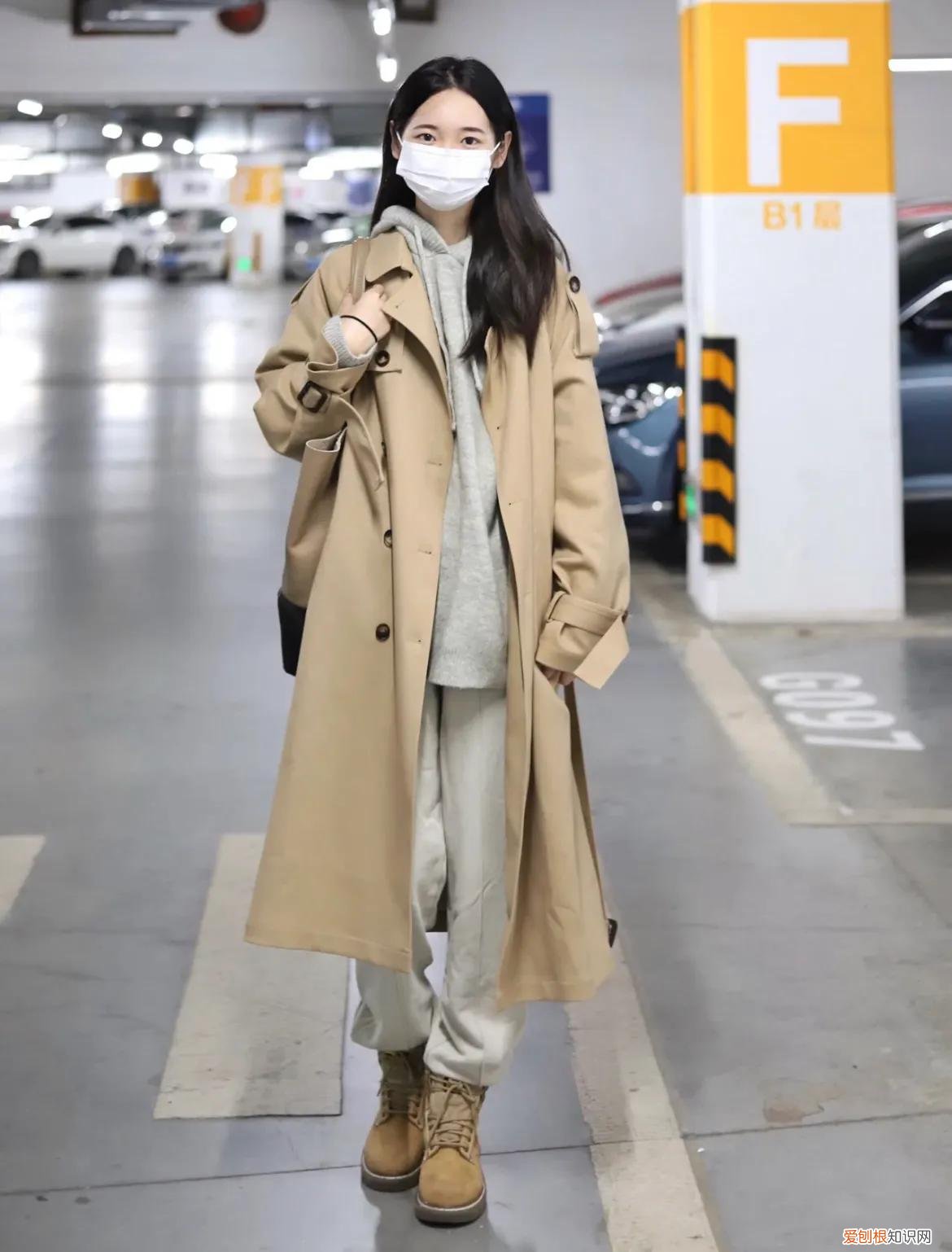 米色风衣搭配什么裤子和鞋子