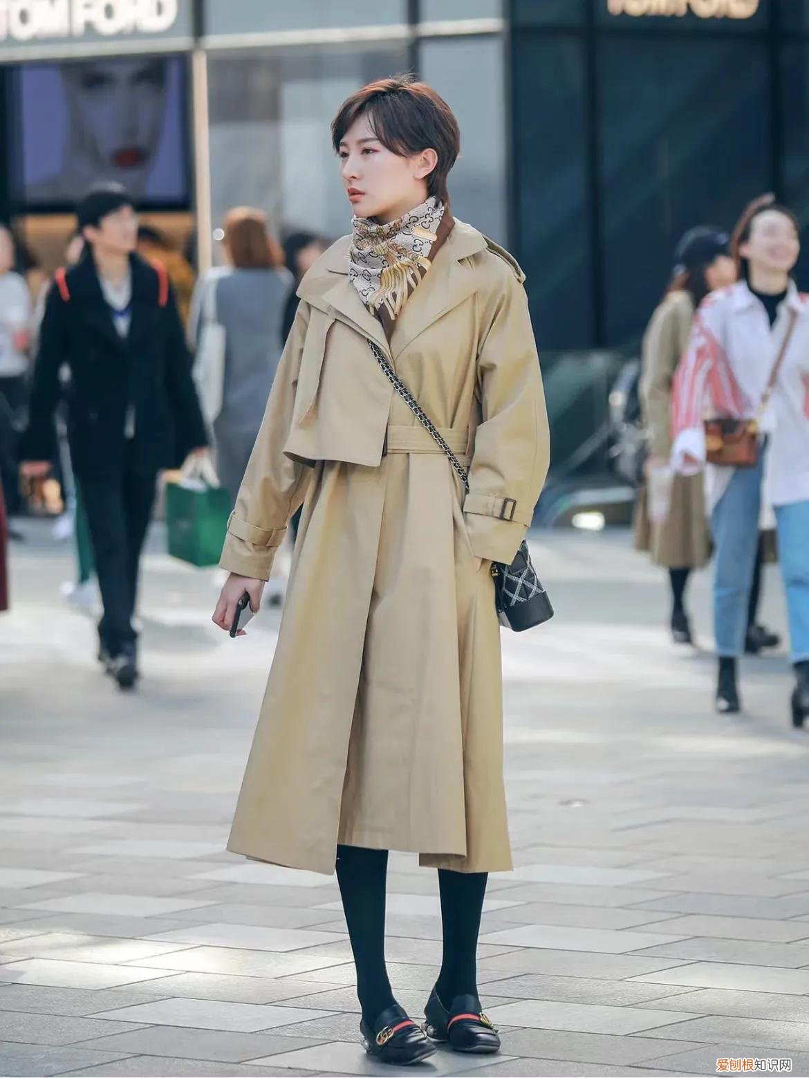 米色风衣搭配什么裤子和鞋子