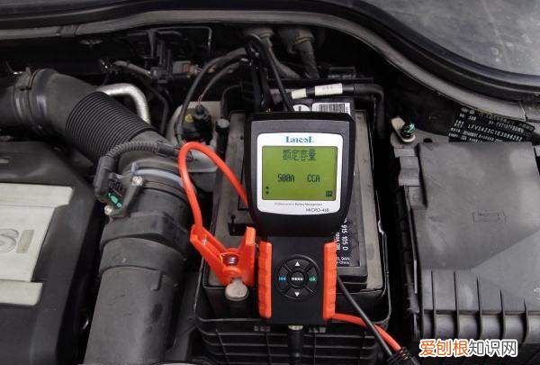 如何判断蓄电池的存电量，轩逸蓄电池电量怎么显示的