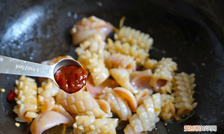 怎么做炒鱿鱼花