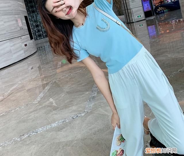 雾霾蓝连衣裙配什么鞋子