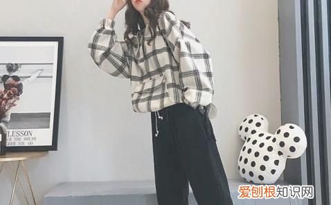 厚老爹裤怎么搭上衣