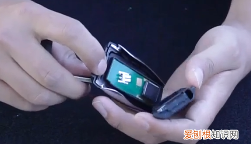 博越钥匙怎么换电池,吉利博越汽车钥匙电池怎么换视频