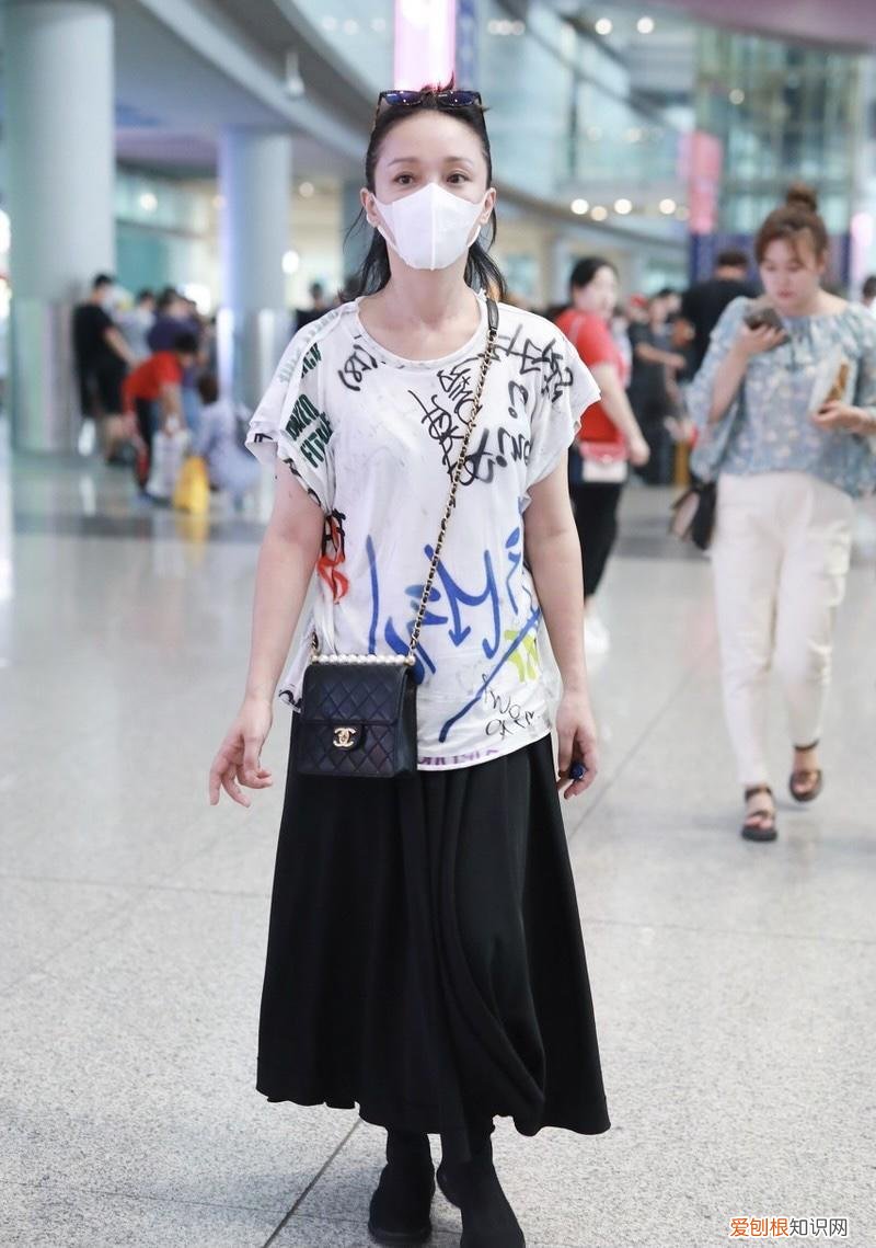 涂鸦t恤搭配什么最好看