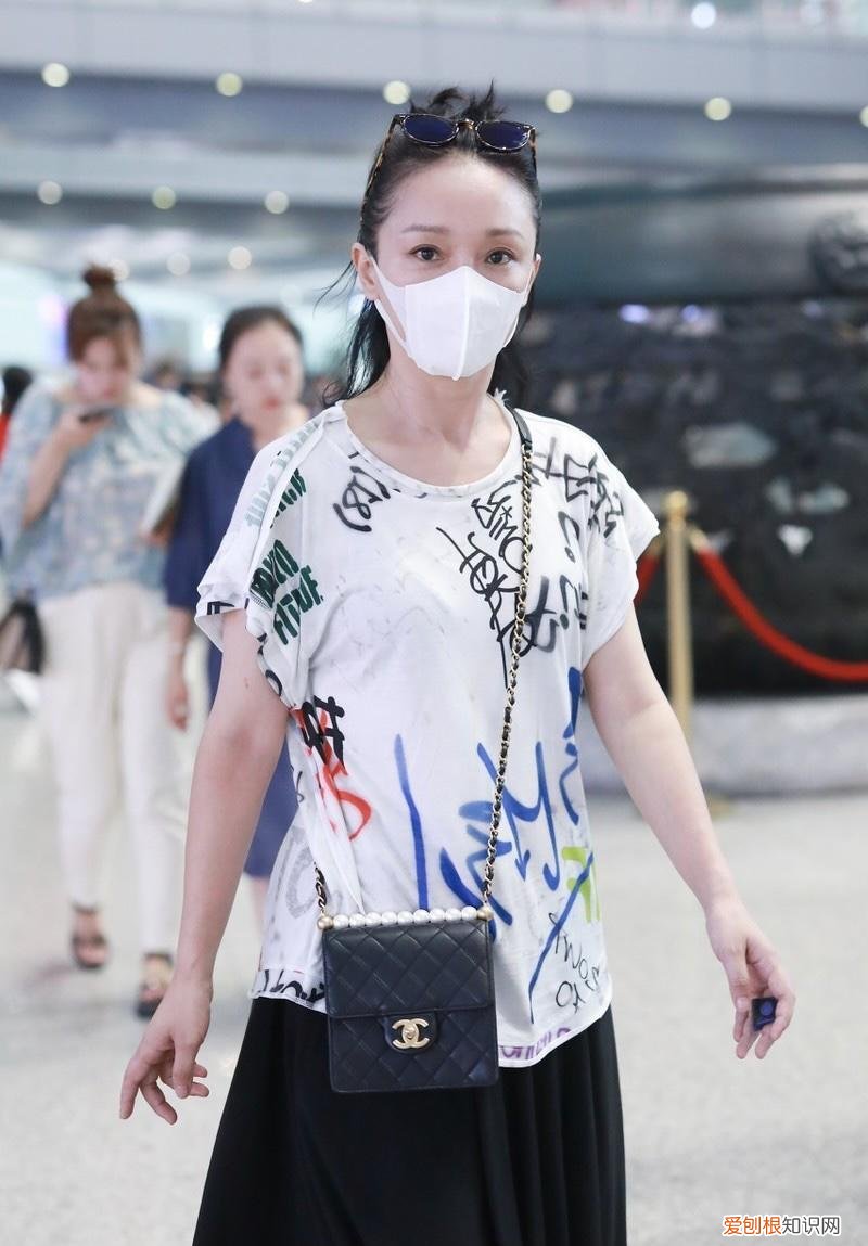 涂鸦t恤搭配什么最好看