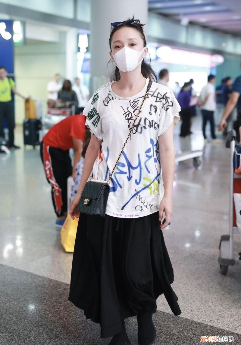 涂鸦t恤搭配什么最好看