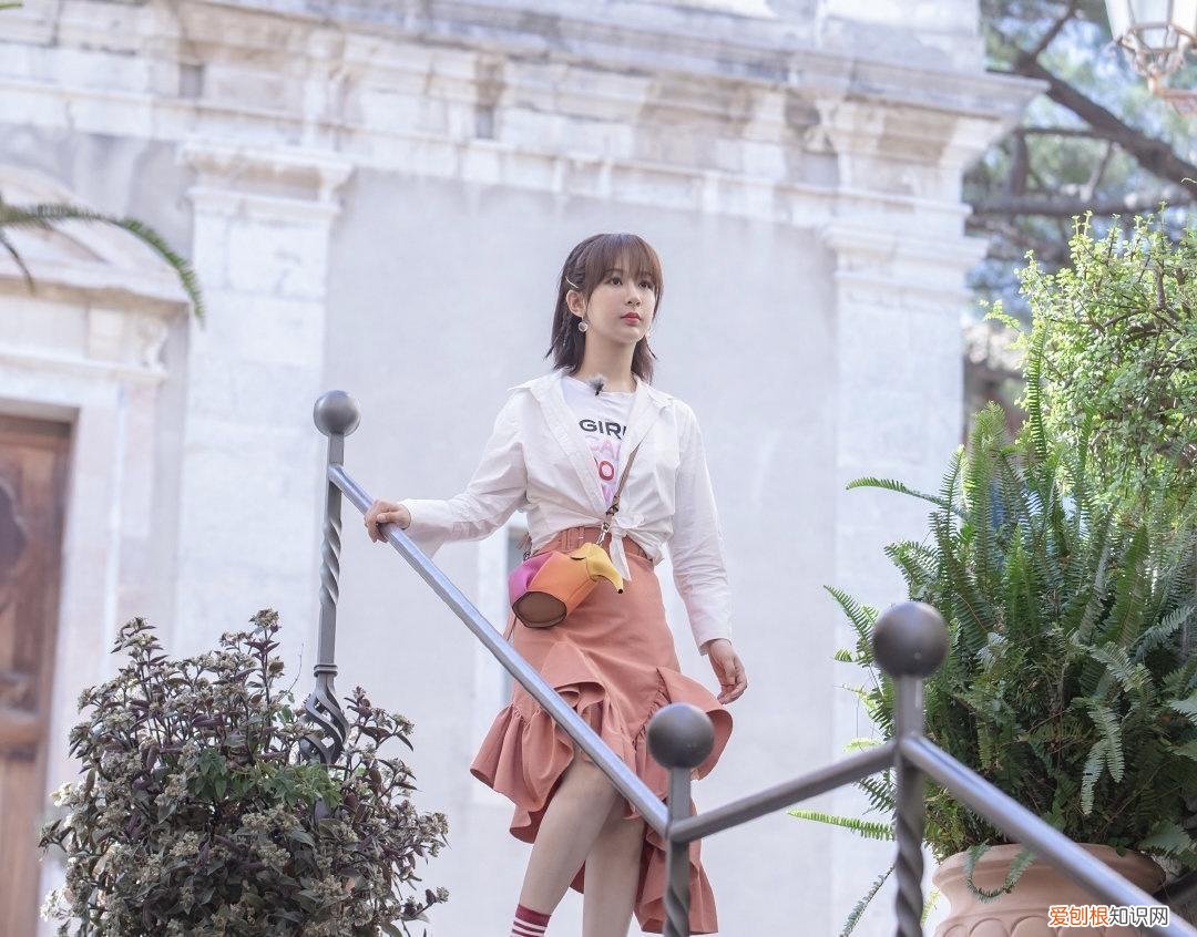 涂鸦t恤搭配什么最好看