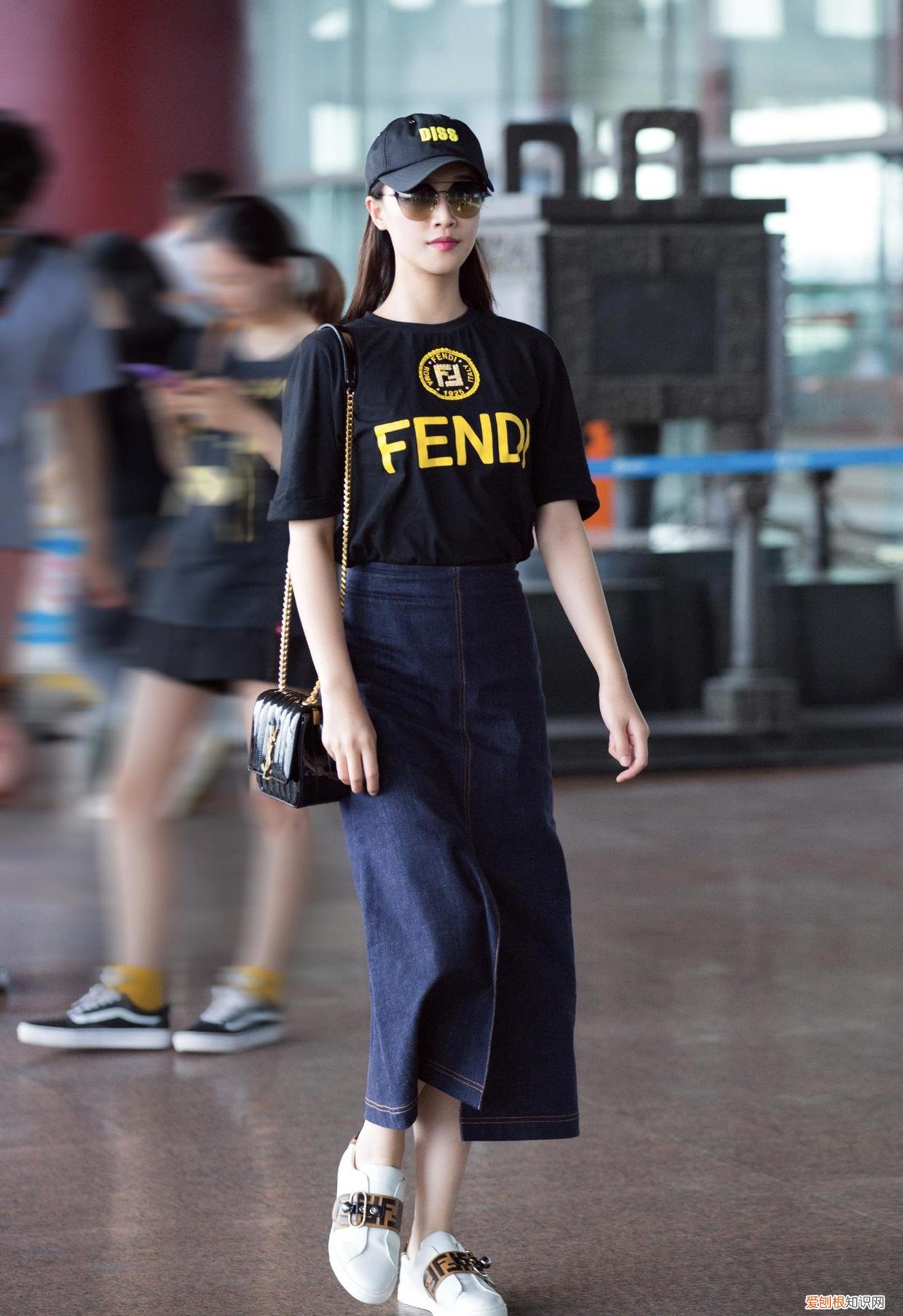 涂鸦t恤搭配什么最好看