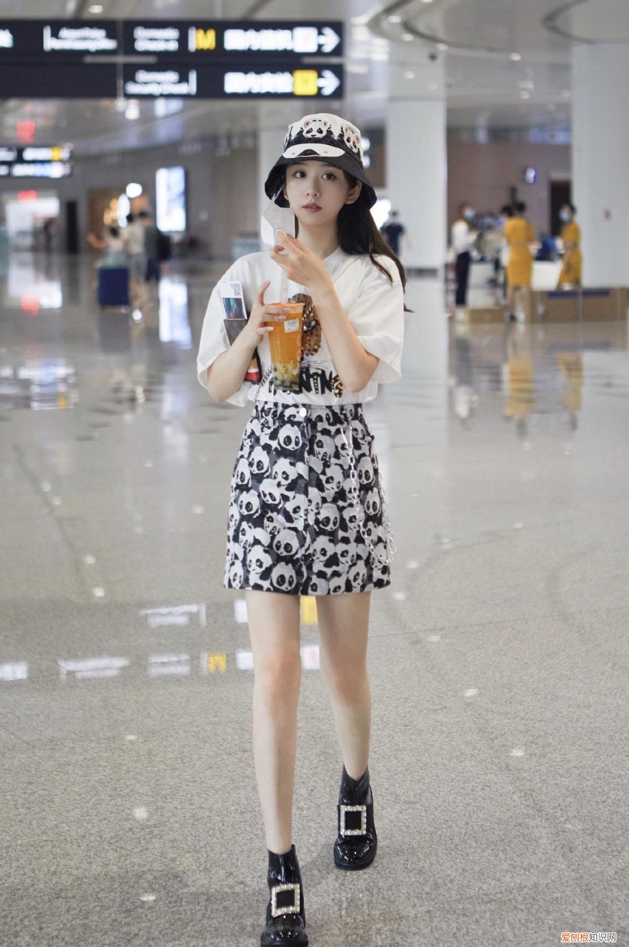 涂鸦t恤搭配什么最好看