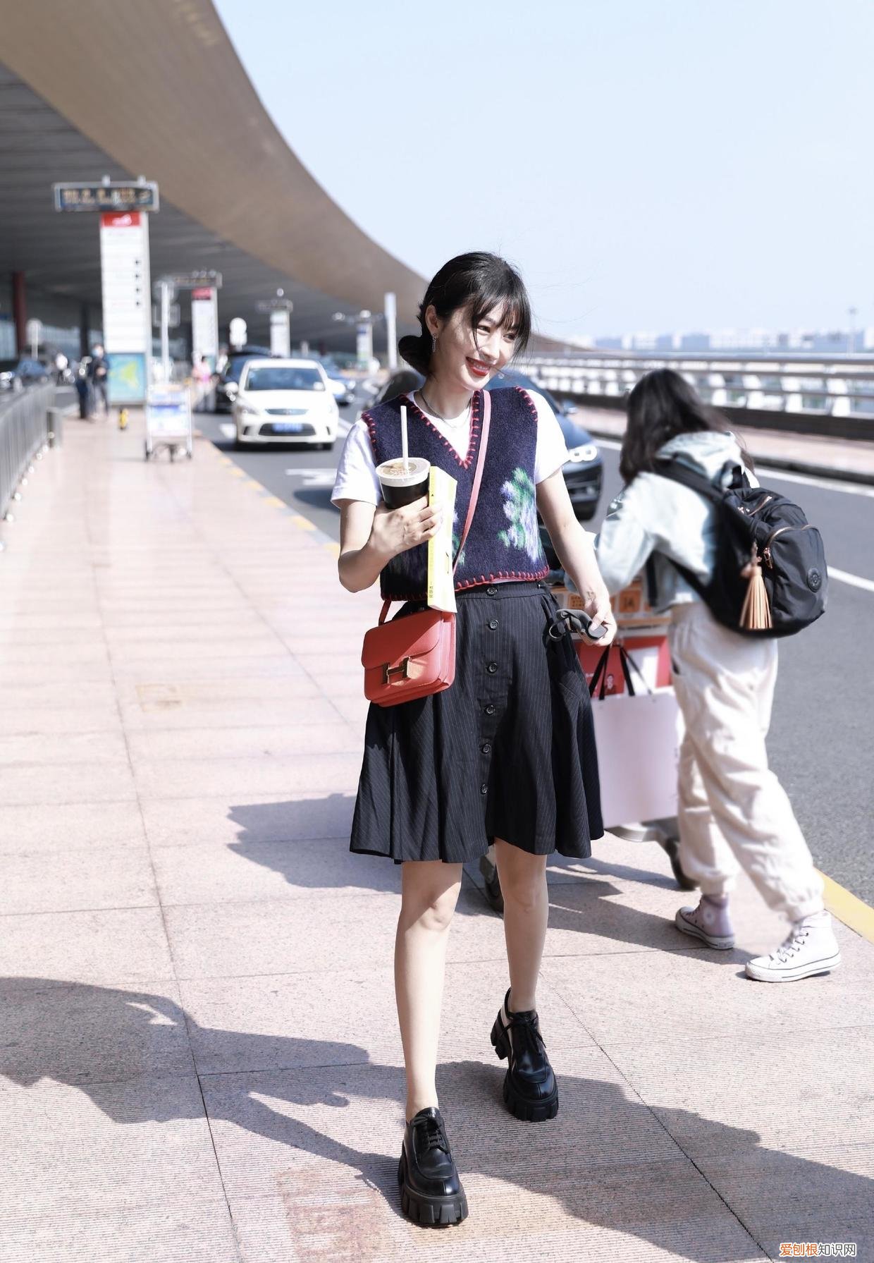 涂鸦t恤搭配什么最好看