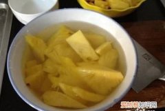 菠萝怎么泡才甜mzhi，菠萝蘸酱油是不是更甜