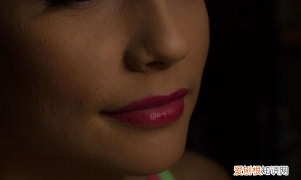 嘴唇干裂舌头发涩是什么原因 冬天嘴唇干裂不要用舌头去点图