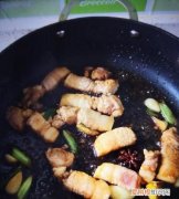 臭猪肉制作过程，臭猪肉怎么做好吃加什么菜一起炒加什么料不臭