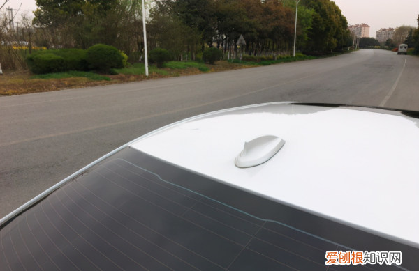 车后窗玻璃为什么有横线，汽车后挡风玻璃多少钱一块