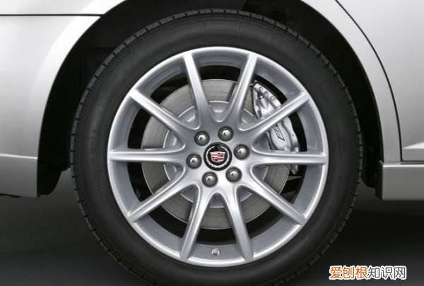 货车吃胎吃两边怎么办，货车后轮吃胎吃两边怎么办