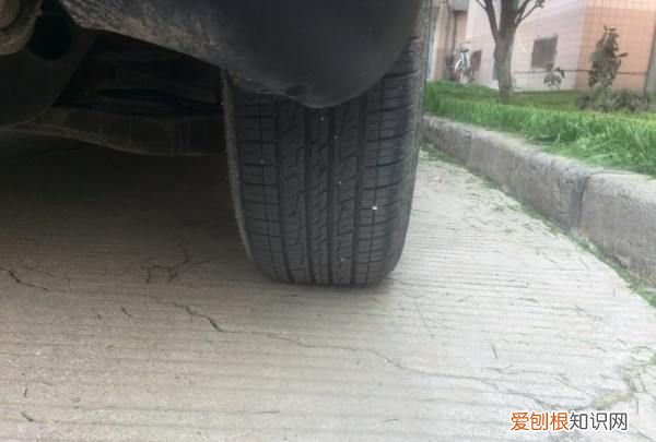 货车吃胎吃两边怎么办，货车后轮吃胎吃两边怎么办