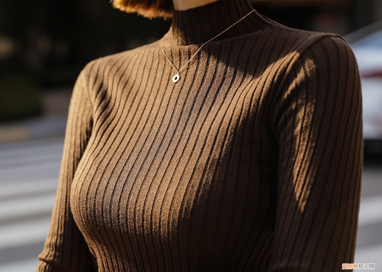 紧身毛衣怎么搭配