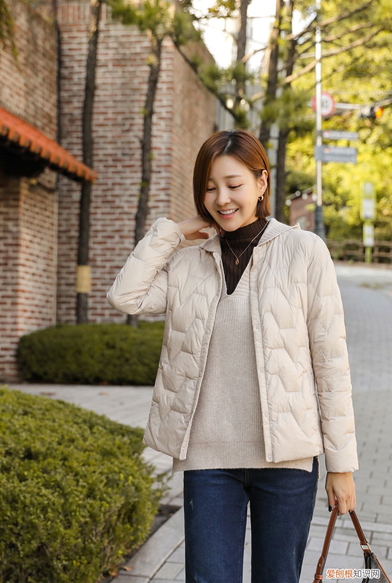 紧身毛衣怎么搭配