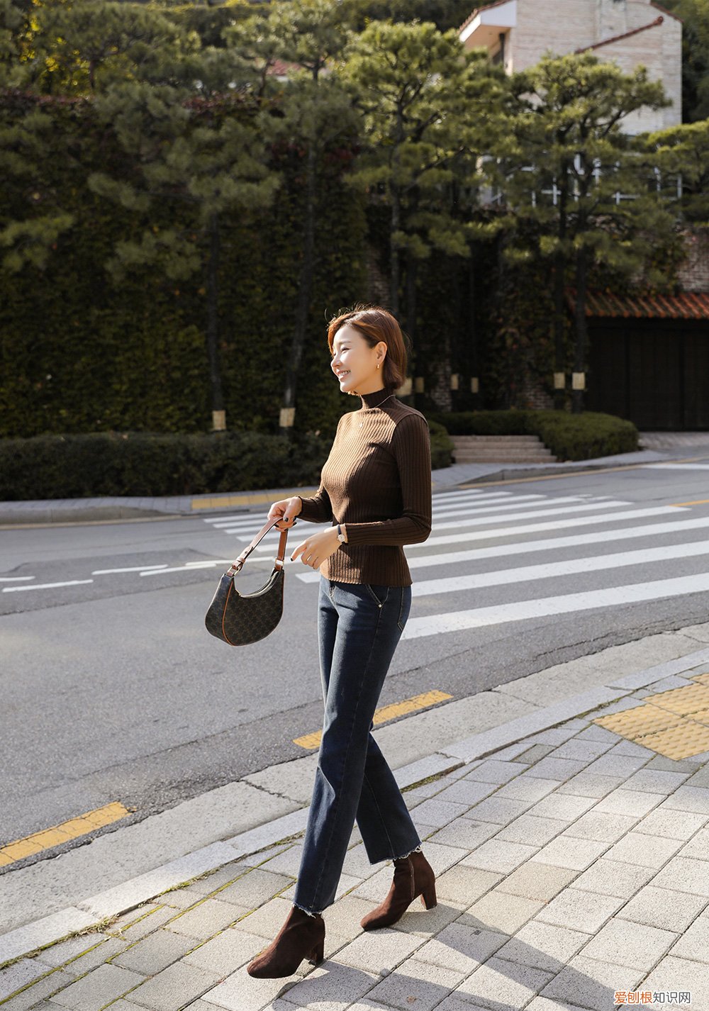 紧身毛衣怎么搭配