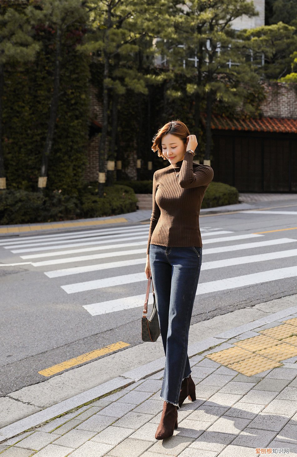 紧身毛衣怎么搭配