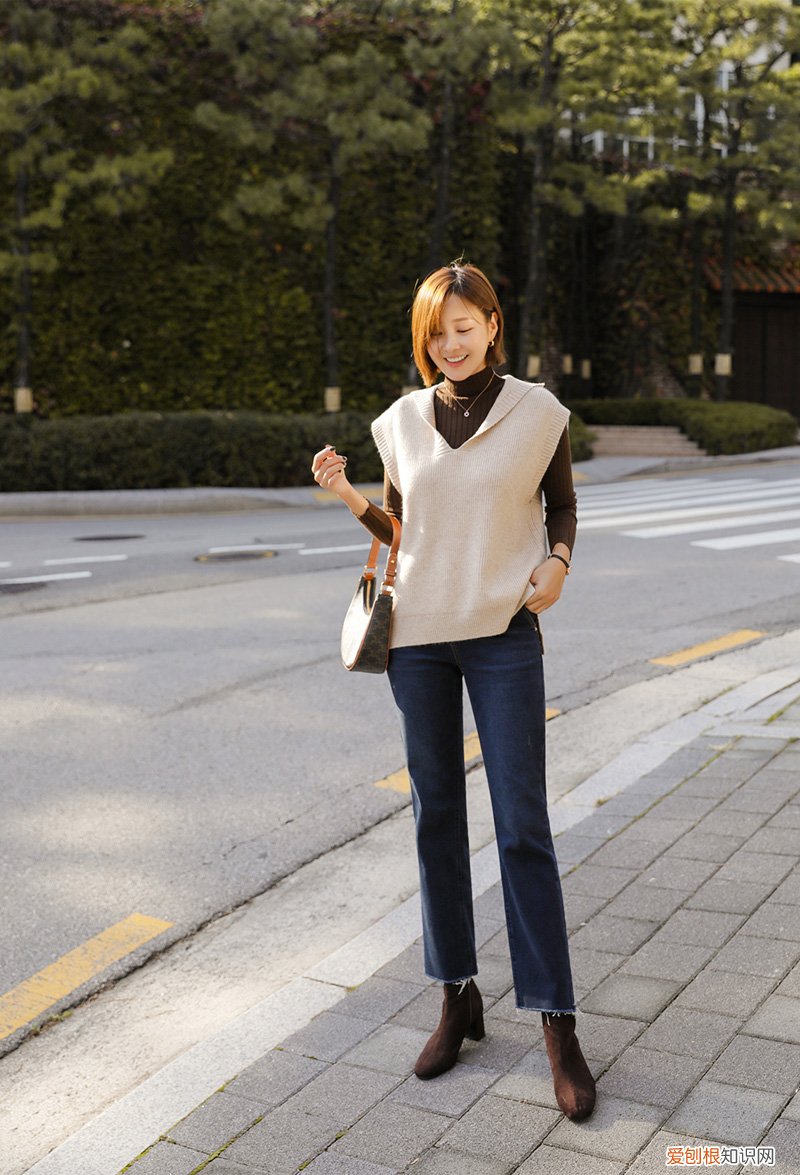 紧身毛衣怎么搭配