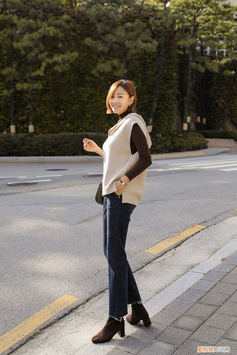 紧身毛衣怎么搭配