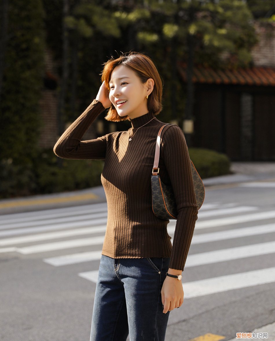 紧身毛衣怎么搭配