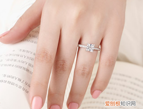食指带戒指的意思，右手食指戒指什么意思