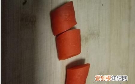 胡萝卜怎么切成菱形，黄瓜胡萝卜怎么切菱形片