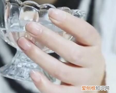 营养油在美甲哪个步骤,美甲营养油什么时候涂视频