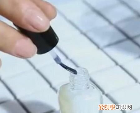 营养油在美甲哪个步骤,美甲营养油什么时候涂视频