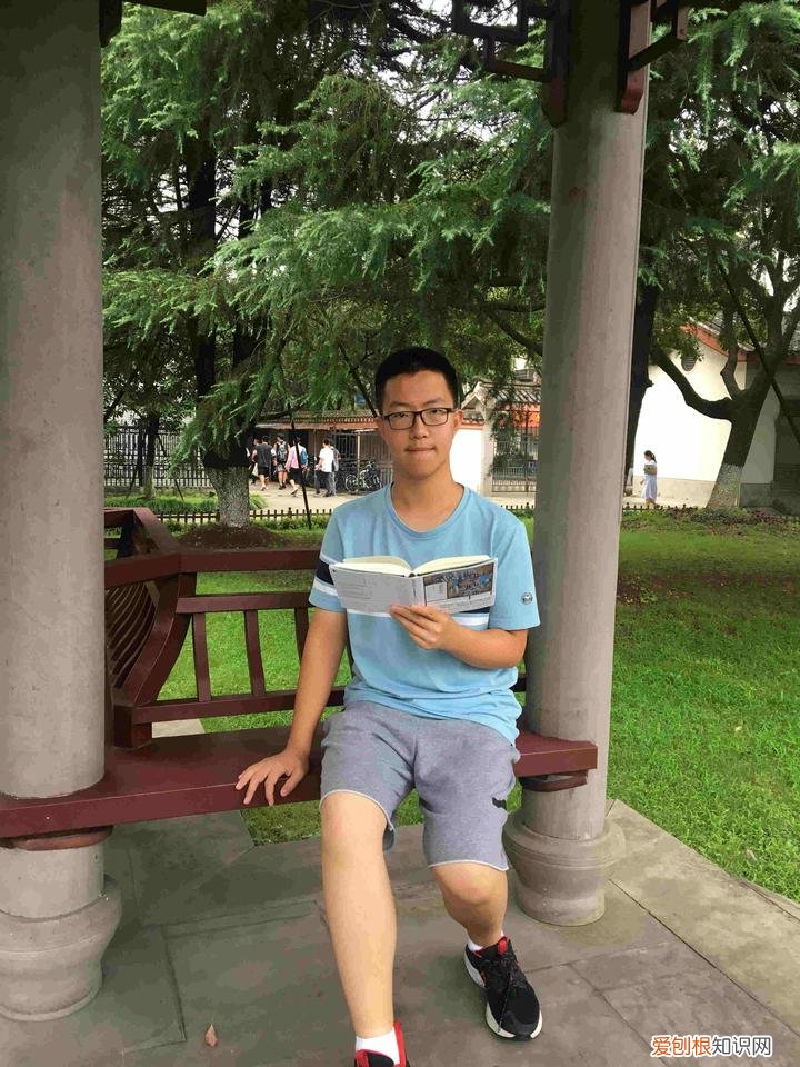 阅读看书架铁的还是塑料的好